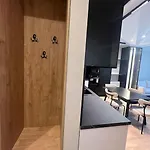 Modern New Apartment Near Lake