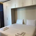 Modern New Apartment Near Lake