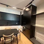 Modern New Apartment Near Lake