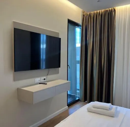 Modern New Apartment Near Lake